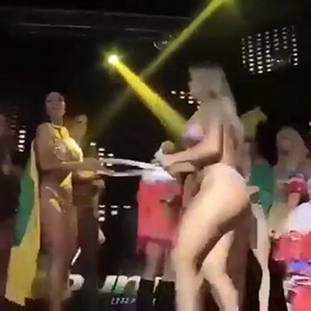 Las dos mujeres empezaron a