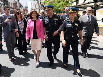 Patricia Bullrich junto a agentes