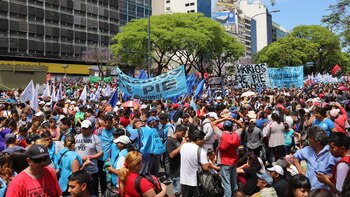 Los manifestantes acamparon en la avenida 9 de Julio