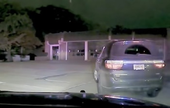 El auto patrullero llega al estacionamiento del Cuartel de Bomberos, donde el niño había entrado para despistar a su padre, que lo perseguía