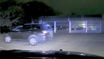 Momento en que el niño conduce fuera del parqueo de la Estación de Bomberos para evadir el encuentro con la policía