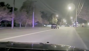 Acaban de salir del estacionamiento de los bomberos y comienza la persecución