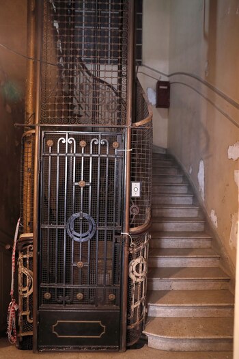 Desde los espacios del 1900 y los primeros ascensores de Buenos Aires hasta las últimas reformas de los ’90 con teléfonos públicos incluidos. La Confitería Del Molino es historia viva.