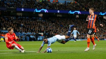 Sterling cae al suelo y