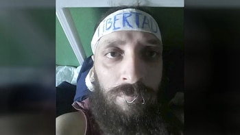 El hacker argentino está detenido