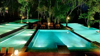 Las imponentes piscinas de Loi