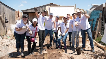 RE/MAX y la ONG Techo