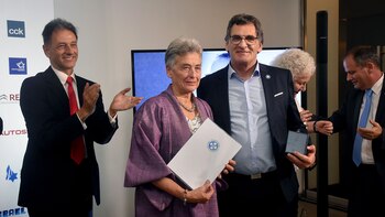 Teran, junto a su madre, recibiendo una distinción por parte de Claudio Avruj, secretario de DDHH de la Nación