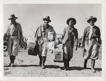 “Prisioneros de la tierra”