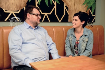 Orgulloso de su hija mayor.