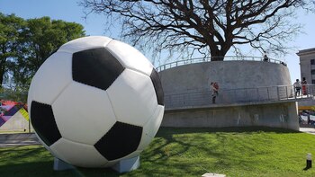 Instalación temporaria del artista Leandro
