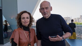 Gabi López junto al director
