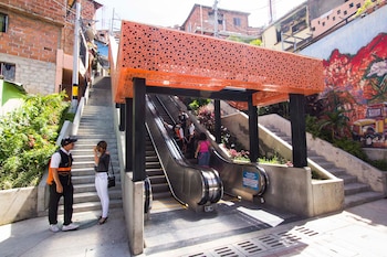 Las escaleras mecánicas han sido una gran herramienta de movilidad para los habitantes de la Comuna 13 (ACI)