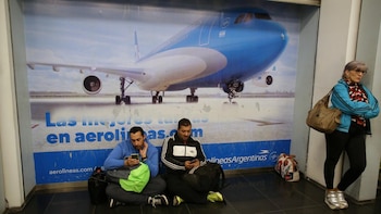 Aerolíneas vuela bajito, como el