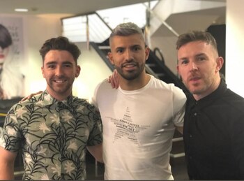 El Kun Aguero junto a