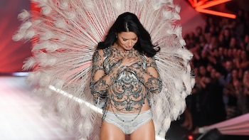 En una de la últimas pasadas, la modelo brasileña no pudo contener las lágrimas y con la ovación de todo el público presente fue aplaudida por todos los años que participó de este gran show de lencería