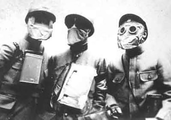 Tropas francesas muestran sus máscaras