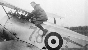 Luis Eduardo Capparucci, voluntario argentino en la Fuerza Aérea Italiana montado sobre un Hanriot de su escuadrón, número 78, retratándose para probar ante la superioridad su regreso en el avión Oreste Codeghini (en la cabina) luego de ser abatido por fuego austríaco (Claudio Meunier via Paolo Virriale / Roberto Gentili)