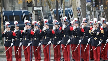 Guardia Republicana durante la conmemoración en el Arco del Triunfo (Reuters)