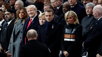 Macron saluda a Vladimir Putin,