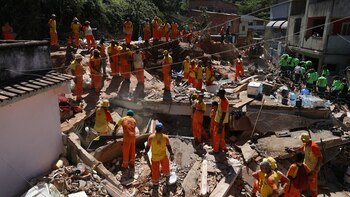 Rescatistas remueven los escombros de las viviendas (Reuters)