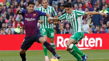 Soccer Football – La Liga Santander – FC Barcelona v Real Betis – Camp Nou, Barcelona, Spain – November 11, 2018 Barcelona’s Luis Suarez in action with Real Betis’ Marc Bartra REUTERS/Albert Gea