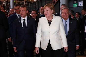 Angela Merkel, flanqueada por Emmanuel Macron y Antonio Guterres (Reuters)