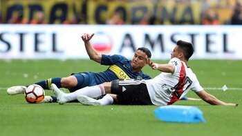 Gonzalo Martínez disputa la pelota