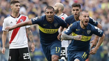 Boca Juniors’ Dario Benedetto (R) celebrates after scoring the team’s second goal against River Plate during their first leg match of the all-Argentine Copa Libertadores final, at La Bombonera stadium in Buenos Aires, on November 11, 2018. (Photo by Alejandro PAGNI / AFP)