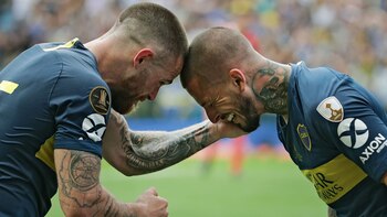 Nahitan Nandez y Darío Benedetto están