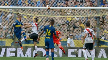 Benedetto cabecea al gol en la primera Superfinal (Nicolás Aboaf)