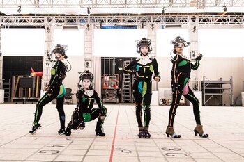 Las cantantes usaron trajes con