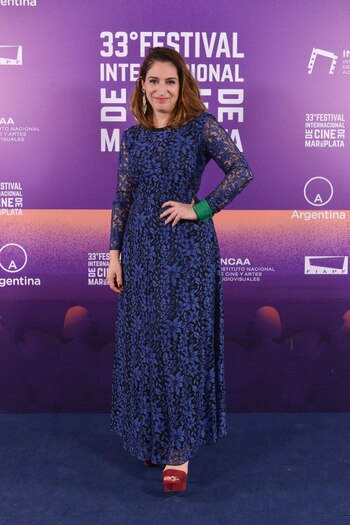 Muriel Santa Ana con un diseño azul con bordado y sandalias bordo