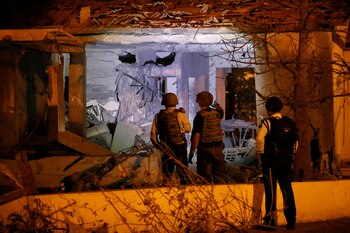 Personal de seguridad israelí controla