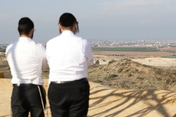 Dos israelíes observan la frontera