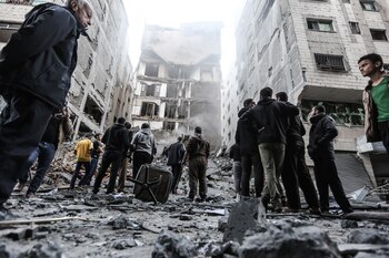 Palestinos observan los daños en