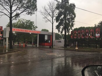 La entrada al complejo de