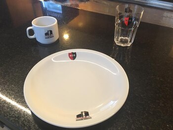 La vajilla lleva el sello