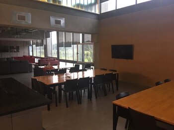 El comedor está contiguo a