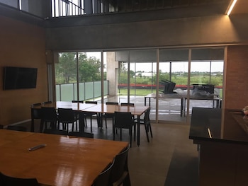 Un ventanal separa el comedor