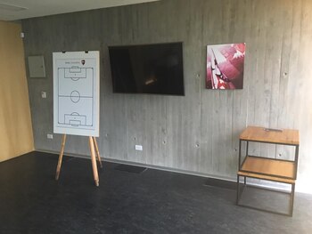 Pizarrón y televisión para analizar