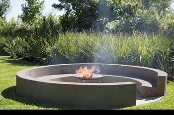 El fogón redondo con asiento incorporado