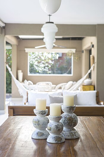 Tres candelabros de cerámica patinados