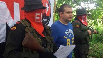 Ataya junto a dos guerrilleros