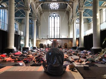 Da conferencias y talleres en