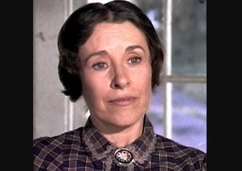 Katherine MacGregor protagonizando la malvada