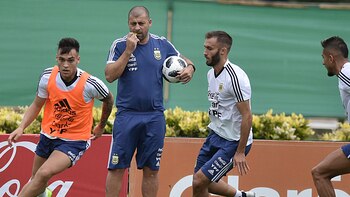 Pezzella marca a Lautaro Martínez