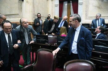 Los senadores Carlos Menem y