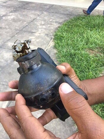 Un estudiante muestra una de