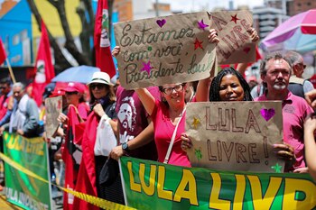 Manifestantes esperan a Lula antes